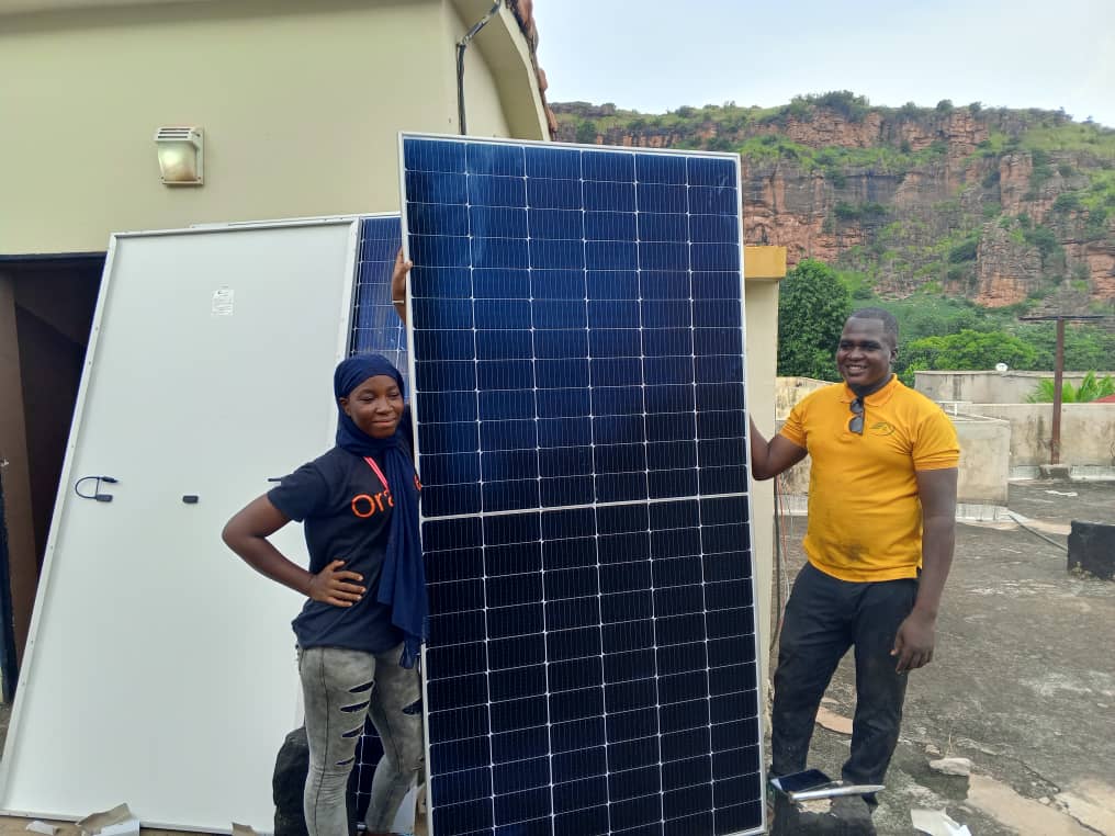 Équipe AFRICIA TECH - Installation de panneaux solaires